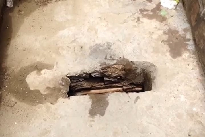 As paredes são de pedra, mas as necessidades são feitas em um buraco na areia, estruturado com tábuas de madeira. Os resíduos ficam armazenados em um espaço vazio embaixo da terra, sem nenhum sistema de esgoto. Reprodução: Flipar
