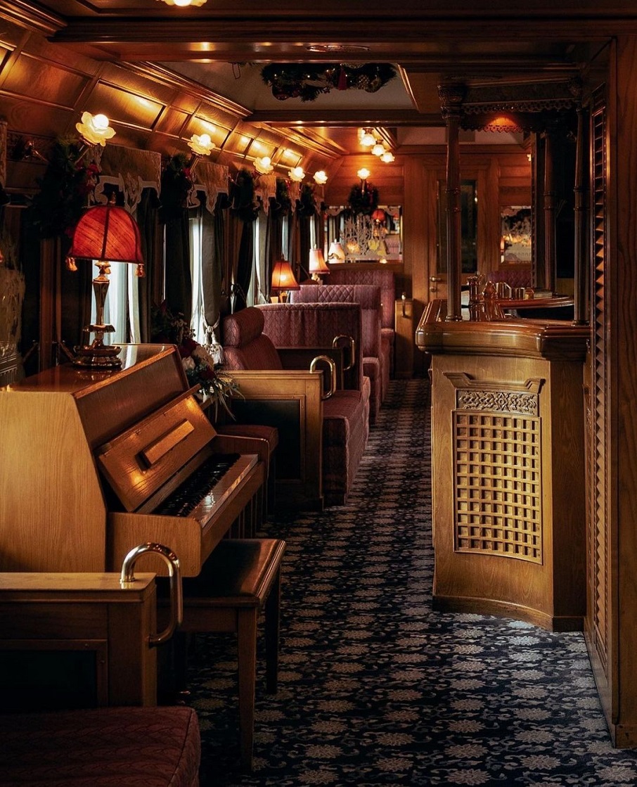 Interior do trem de luxo The Eastern & Oriental Express, da Belmond, que faz itinerário no Sudeste Asiático. Foto: Reprodução/Instagram 26.07.2023