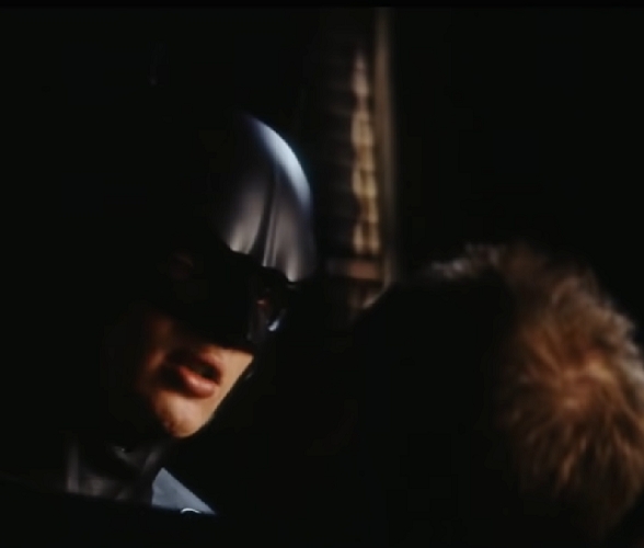 Em poucos segundos, o trecho mostra Murphy adotando um timbre de voz rouco, semelhante à abordagem de Christian Bale, que assumiu o papel do herói.
