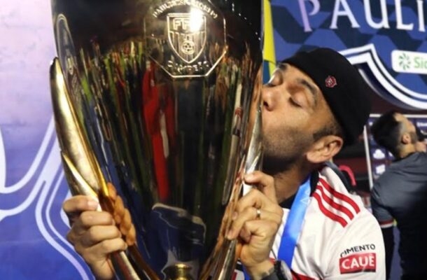 Daniel Alves é o jogador com mais títulos na história do futebol. Ele empilhou taças por diversos clubes (Sevilla, Barcelona, PSG, Juventus e São Paulo) e Seleção Brasileira.