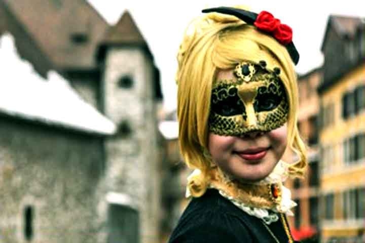 Marchinhas clássicas do Carnaval brasileiro citam os personagens, como “Pierrot Apaixonado”, de Noel Rosa e Heitor dos Prazeres, que diz logo na introdução: “Um Pierrô apaixonado que vivia só cantando por causa de uma colombina acabou chorando”. Reprodução: Flipar