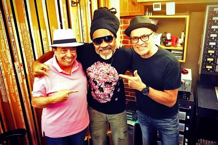 Ele também foi indicado ao Oscar de 2012 pela música “Real in Rio”, uma parceria com Carlinhos Brown que fez parte da trilha sonora da animação “Rio”.
 Reprodução: Flipar