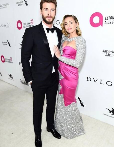 A cantora Miley Cyrus e o seu amado, o ator Liam Hemsworth, lacram com muita beleza e amor presença na festa para beneficiar a Fundação Elton John Aids logo após a cerimônia do Oscar no último domingo (04). Foto: Reprodução Instagram