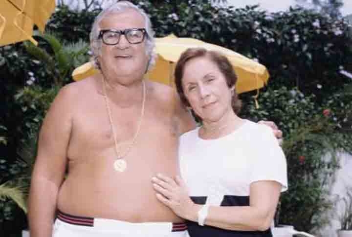 Em 1947, Chacrinha casou-se com Florinda Barbosa, com quem teve três filhos. A viúva do Velho Guerreiro faleceu em 2020, aos 99 anos, após sofrer uma parada cardíaca quando estava dormindo.  Reprodução: Flipar