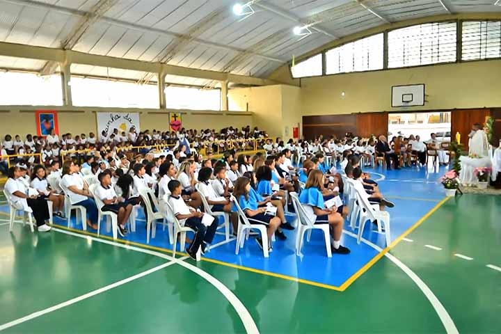 A Candelária é administrada por uma associação católica, a Irmandade do Santíssimo Sacramento, que atua em duas escolas para 500 crianças carentes e ainda dá assistência a centenas de pessoas idosas. 
 Reprodução: Flipar