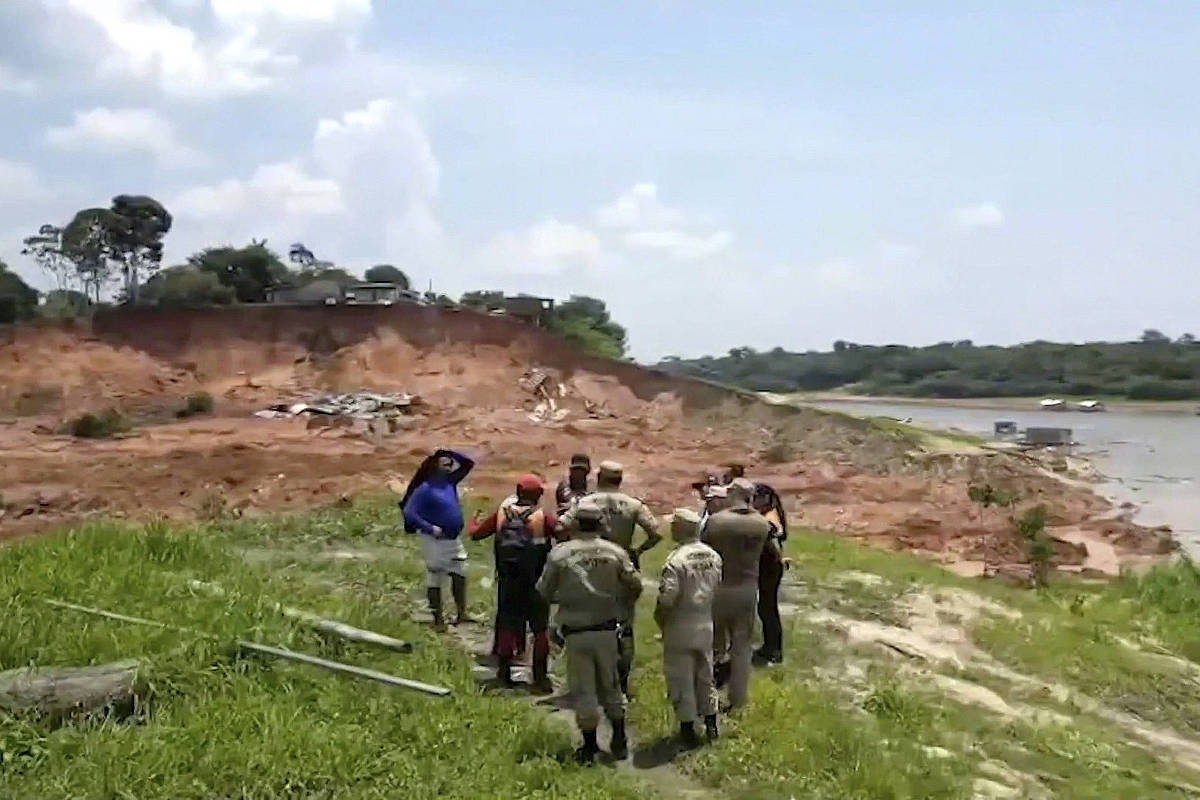 Na comunidade do Arumã, em Beruri, no interior amazonense, a seca causou erosão e desmoronamento. Mais de 45 casas foram arrastadas, 2 pessoas morreram e várias ficaram feridas. 