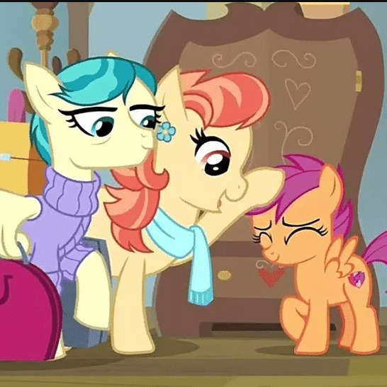 Em "My Little Pony", há um episódio em que aparece uma casal de dois pôneis fêmea cuidando de um filhote. Foto: Reprodução/Pinterest - 19.08.2022