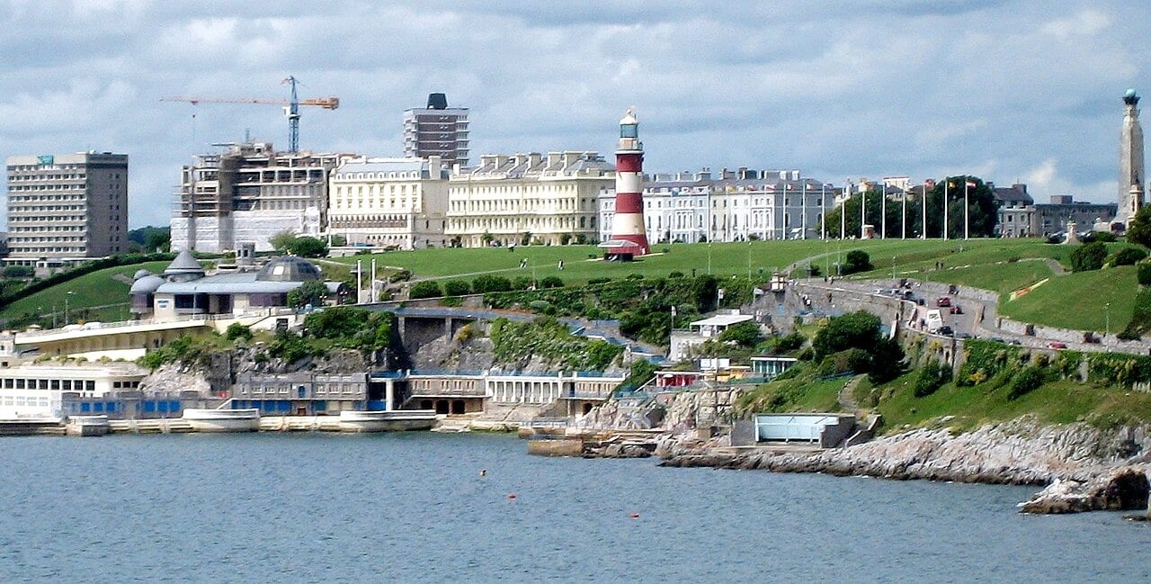 Plymouth, onde o caso aconteceu, é a maior cidade do condado de Devon, no sudoeste da Inglaterra. 