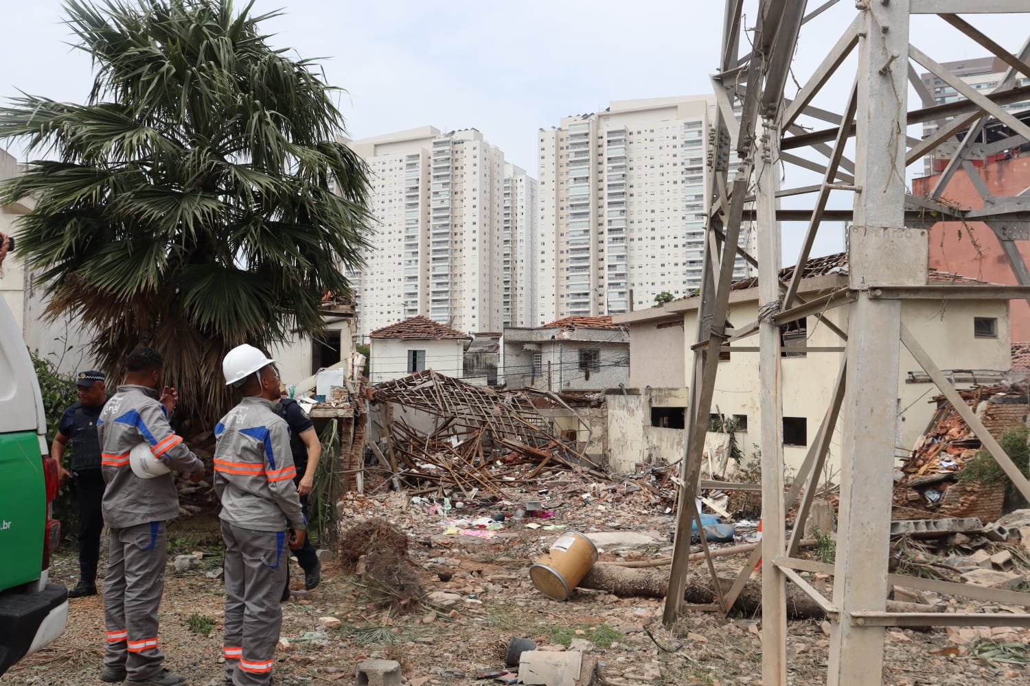 Homens trabalham em residências destruída pela explosão do depósito ilegal de fogos. Foto: Foto: Gabriel Barros