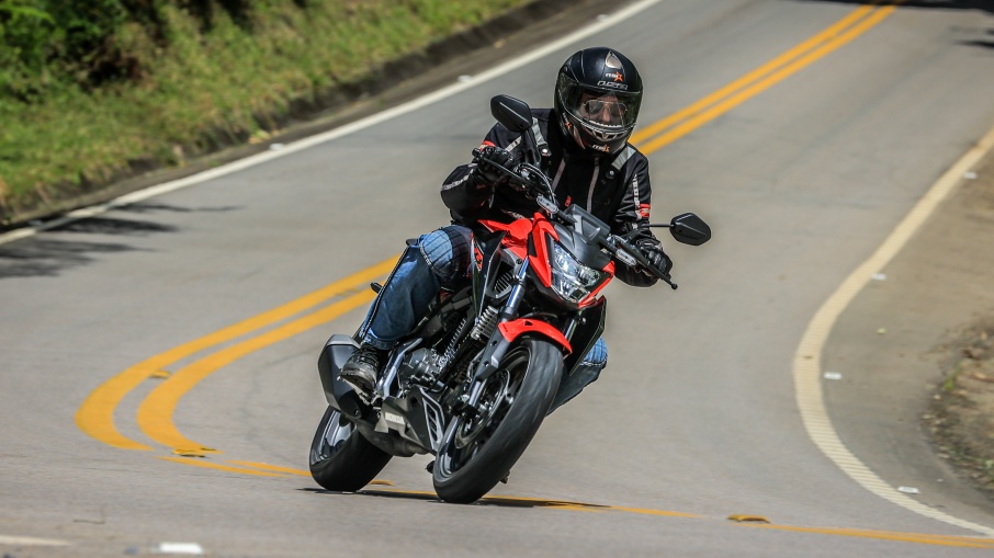 A Honda CB 300F Twister tem um bom compromisso entre o conforto e a estabilidade. Foto: Divulgação