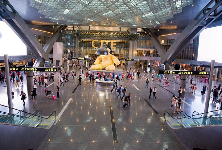 O sítio de Hamad também se destaca por ser um dos mais luxuosos do planeta, fato que lhe permitiu ser escolhido por dois anos seguidos como o melhor aeroporto do mundo. Em 2022 foi o oitavo mais movimentado no planeta,  acima de 35 milhões de passageiros no ano, impulsionado pela Copa do Mundo.  Reprodução: Flipar