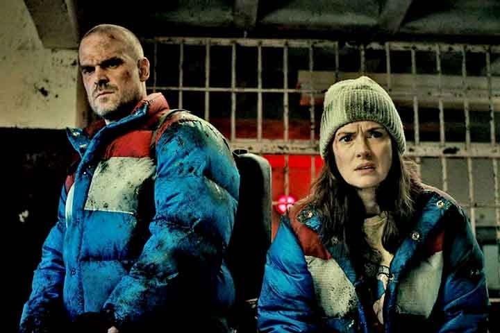 Mas foi em 2016 que a carreira de David Harbour ganhou uma nova dimensão, com a série de televisão “Stranger Things”, da plataforma de streaming Netflix.
 Reprodução: Flipar
