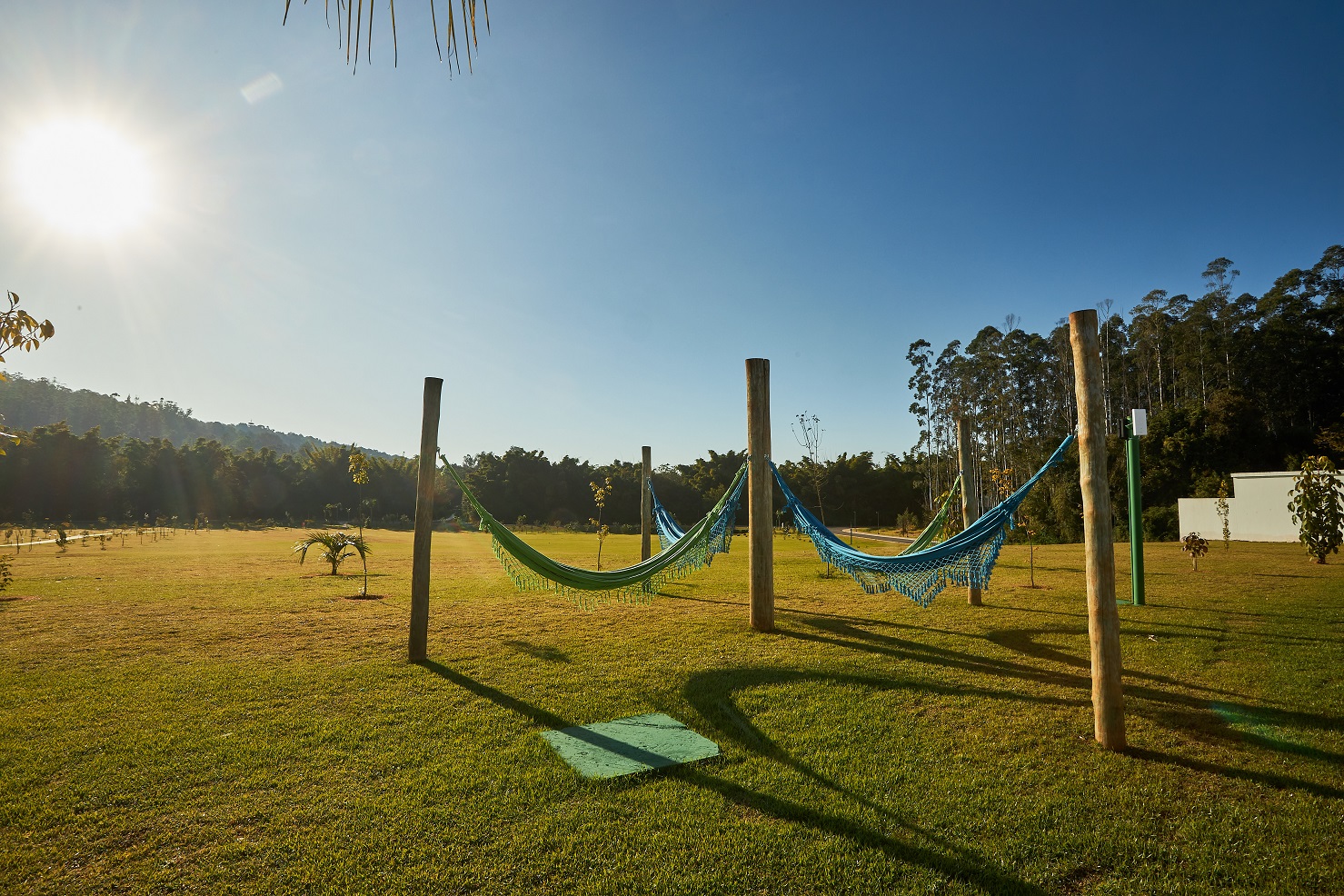 Pelo Jardins e Lagos há vários locais com redes disponíveis para os hospedes relaxarem, para quem prefere um clima de fazenda, o Lagos é mais indicado (os espaços são compartilhados entre os dois resorts). Foto: Termas de Jurema/Divulgação