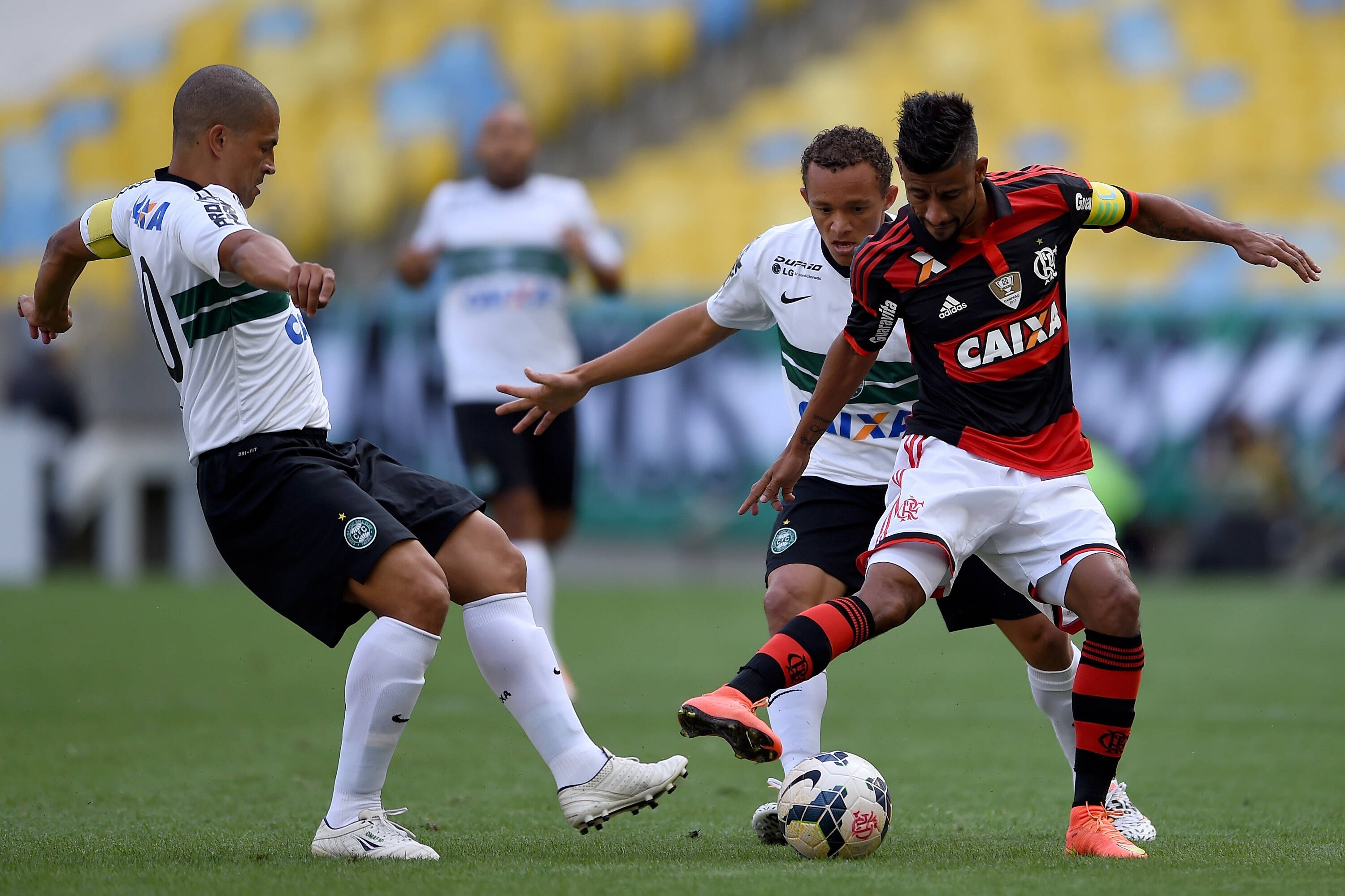 Alex e Léo Moura em lance de Flamengo x Coritiba no Maracanã. Foto: Buda Mendes/Getty Images
