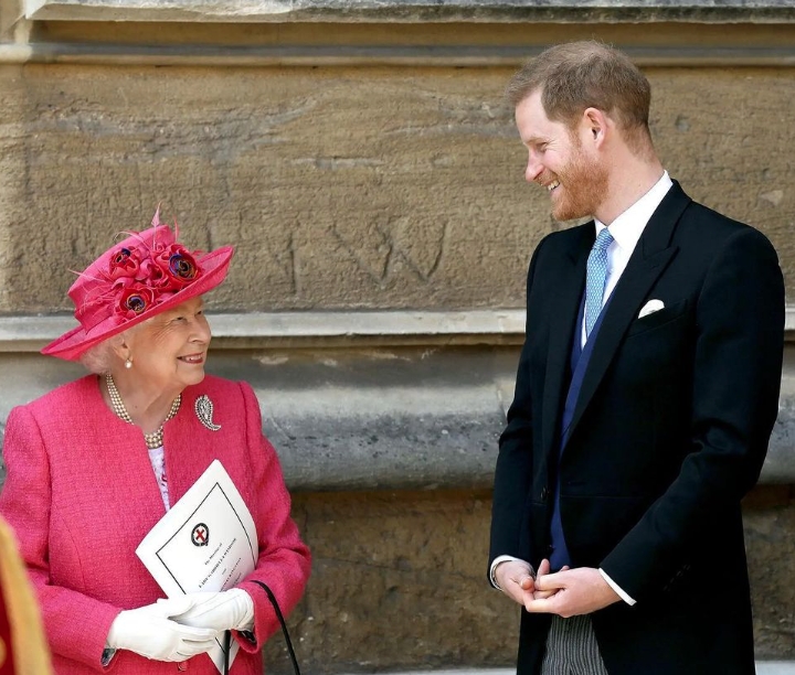 Elizabeth não aprovava o uso de barba pelos homens. O único que se rebelou contra essa norma foi Harry. A Rainha até tentou, mas não conseguiu convencê-lo a tirar a barba. 
 Reprodução: Flipar