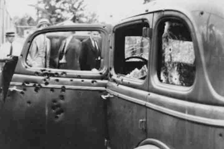 Em 30 de abril de 1932, Clyde foi o motorista da fuga em um assalto em Hillsboro, no qual o dono da loja JN Bucher foi baleado e morto. A esposa de Bucher identificou Clyde pelas fotos da polícia, embora ele tivesse permanecido dentro do carro. Reprodução: Flipar
