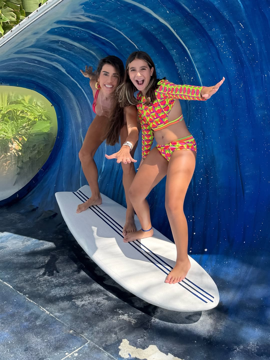 Deborah Secco e Maria Flor brincam de surfar. Foto: Reprodução Instagram @dedesecco