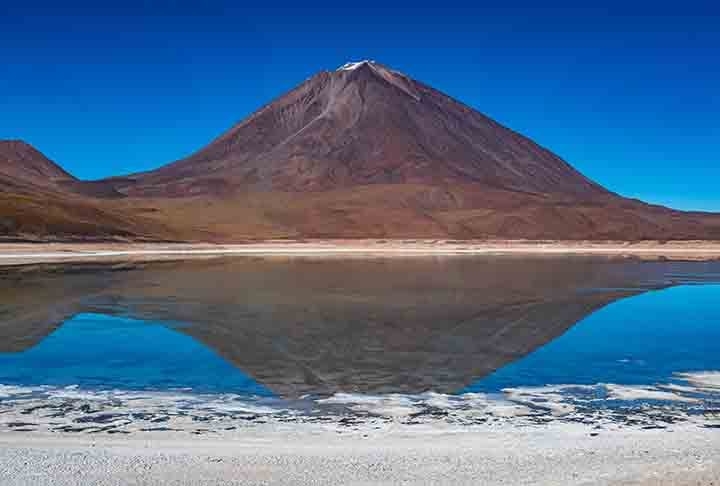 Bolívia - Com o Salar de Uyuni e montanhas impressionantes, o país é um destino de aventura e natureza. É um dos países mais baratos da América do Sul, com baixo custo para hospedagem, alimentação e transporte. Reprodução: Flipar