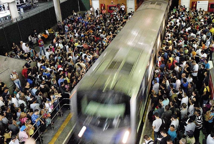 Sempre que tiver chance, faça uma caminhada para esperar um horário de menor movimento no transporte público, evitando plataformas lotadas.  Reprodução: Flipar