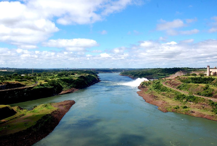 O rio é fundamental economicamente, principalmente para os pescadores que vivem sob suas margens e têm nele o seu sustento diário. Possui barragens hidrelétricas durante seu percurso, mas é em grande parte navegável,  sendo ponto de ligação para cidades do interior da Argentina e do Paraguai.  Reprodução: Flipar