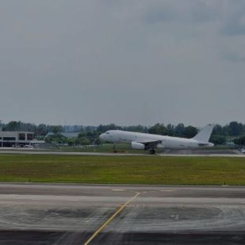 Imagine a situação: você está num voo e recebe o aviso de que o piloto morreu e, por isso, será necessário aterrissar fora do local previsto. Foi o que aconteceu quando um piloto da companhia egípcia Sky Vision Airlines faleceu no ar e o copiloto teve que fazer um pouso de emergência . Reprodução: Flipar