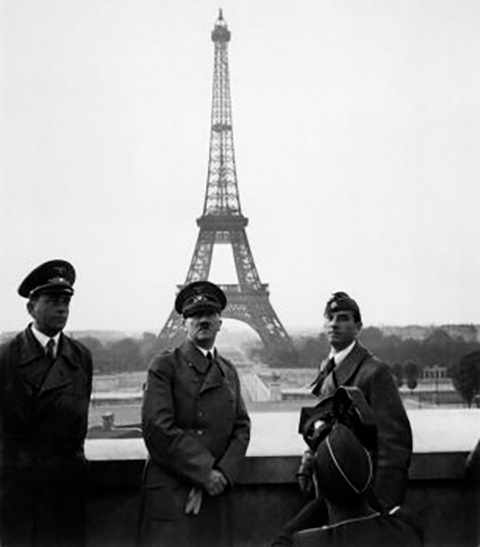 Hitler nunca subiu a torre, para alívio dos franceses. Pouco antes da tomada de Paris pelos nazistas, os cabos dos elevadores foram cortados. Ele teria que ir pelas escadas. Alemães colocaram uma suástica no alto da torre. Mas um soldado da Resistência escalou a torre para botar uma bandeira francesa no topo.    Reprodução: Flipar