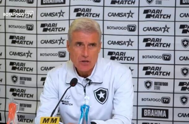 O Botafogo começou o ano sob a batuta de Luis Castro. O comandante chegou em 2022 e ainda gerava desconfiança por parte da torcida. Foto: Reprodução/Botafogo TV