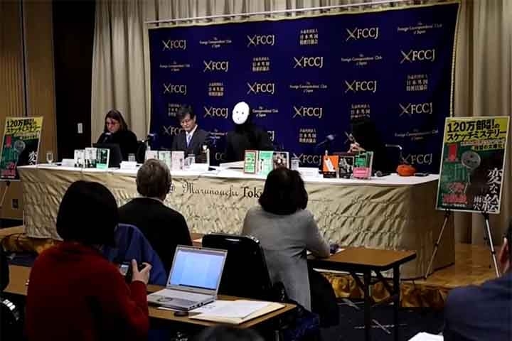 Uketsu costuma justificar suas escolhas criativas dizendo que elas não vêm das fantasias de monstro, mas de fatos inexplicáveis do cotidiano. 
 Reprodução: Flipar