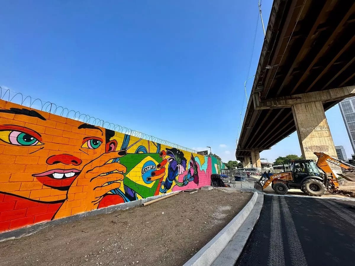 Com inspiração nas obras do Profeta Gentileza, viadutos, terminais e passarelas do corredor Transbrasil envolvem grafites ao longo dos seus 26 km de extensão.  Reprodução: Flipar