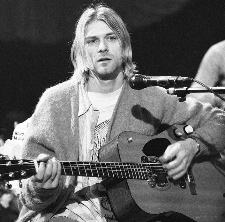 Para além da música, Cobain também se tornou um ícone cultural. Sua imagem e estilo continuam a ser referência para a moda e a cultura jovem. Reprodução: Flipar