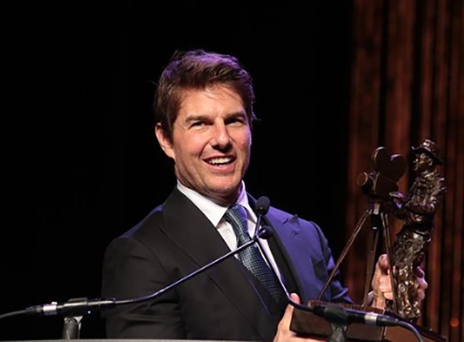 Tom Cruise é, sem dúvida, um dos maiores astros do cinema e mantém apelo suficiente para garantir bilheteria no telão, antes da transferência do filme para a internet/tv. 