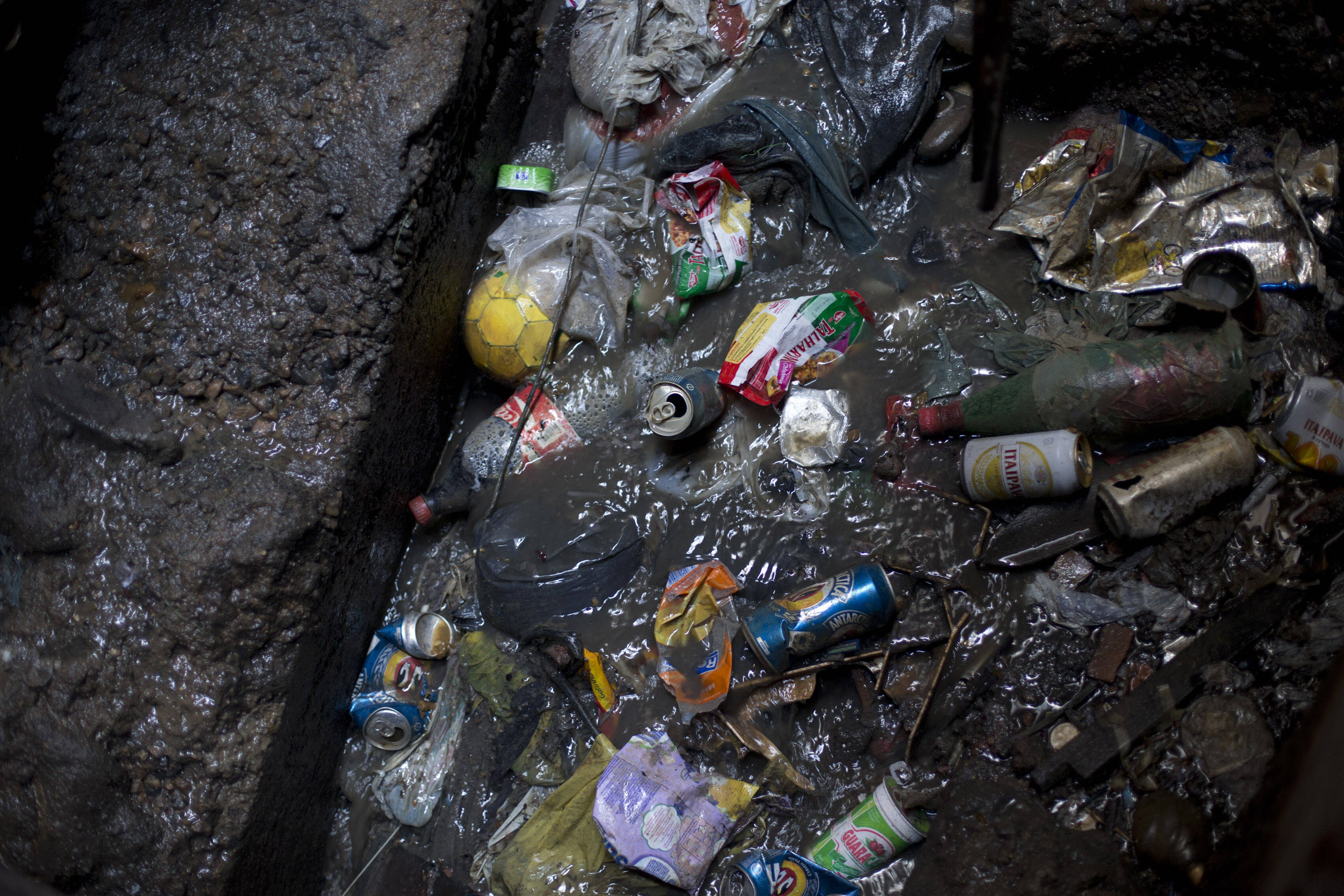 População convive com lixo e esgoto na favela da Rocinha. Foto: Silvia Izquierdo/AP