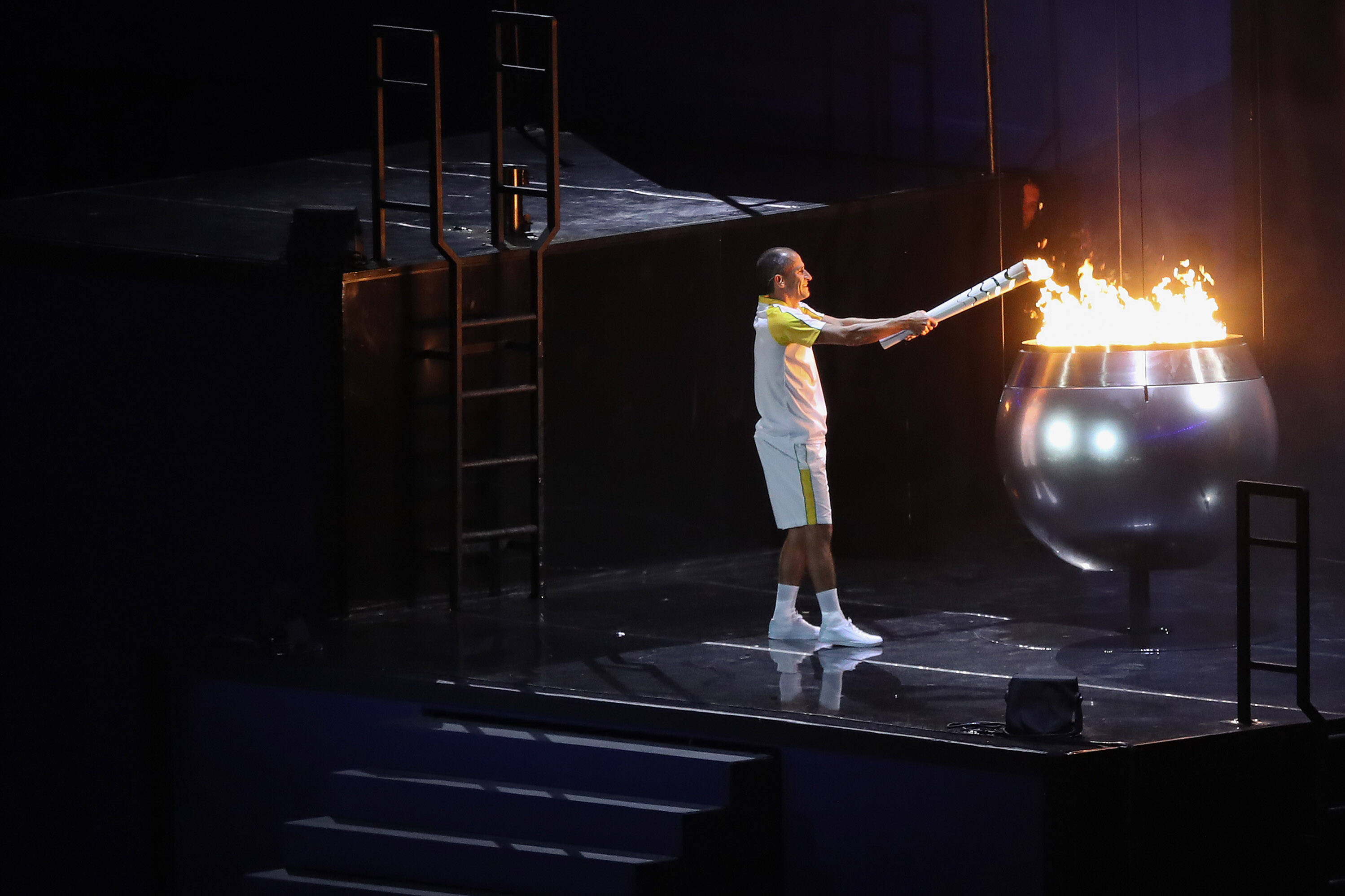 Vanderlei Cordeiro de Lima acende a pira olímpica na cerimônia de abertura. Foto:  DANIEL RAMALHO/AGIF/ESTADÃO CONTEÚDO