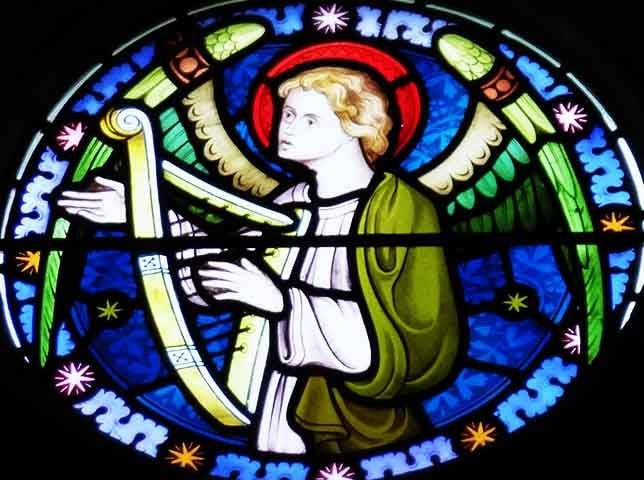 Na tradição cristã, anjos tocando harpas representam harmonia e paz celestial. O som suave da harpa simboliza a serenidade divina e a conexão com o sagrado. Reprodução: Flipar