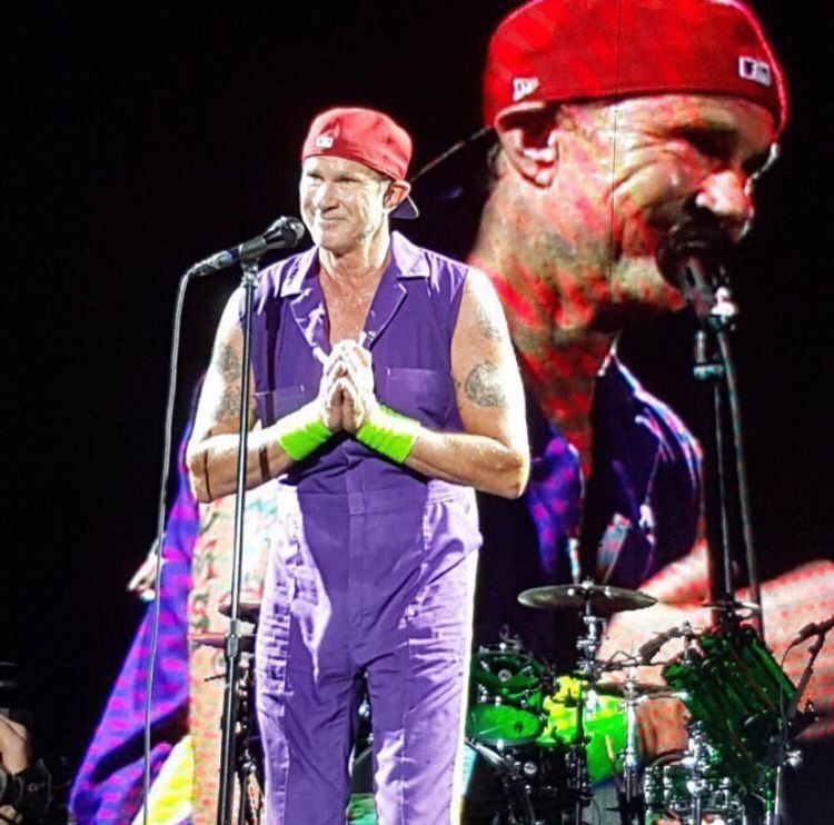 Depois de surpreender os fãs cariocas tocando Legião Urbana em um bar, o baterista da banda norte-americana Red Hot Chili Peppers, Chad Smith, fez sua presença na noitada paulistana.