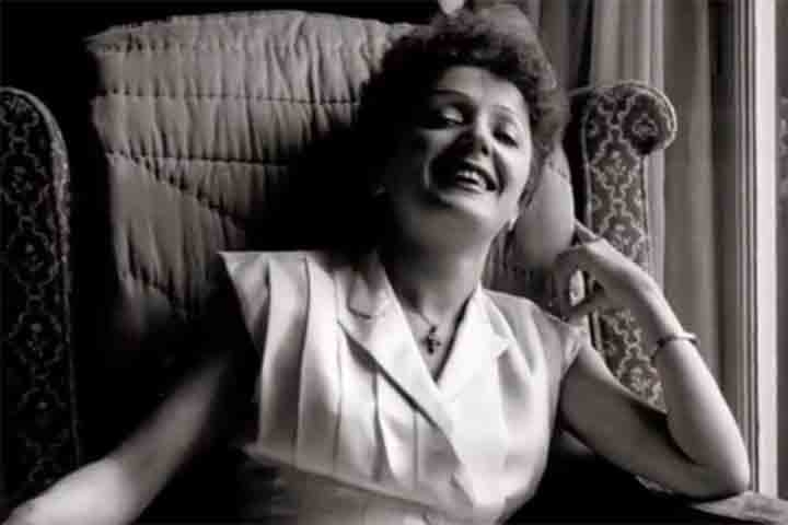Durante a Segunda Guerra Mundial, Édith Piaf tornou-se um fenômeno nacional, exaltada até mesmo pelo famoso cantor Maurice Chevalier.  Nos anos 1940, começou a gravar canções que se tornariam eternas em sua voz, como “Mon Légionnaire”, “L’Accordéoniste” e, sobretudo, “La Vie en Rose”, de 1947, composição sua que viraria hino de amor e esperança no pós-guerra.
 Reprodução: Flipar