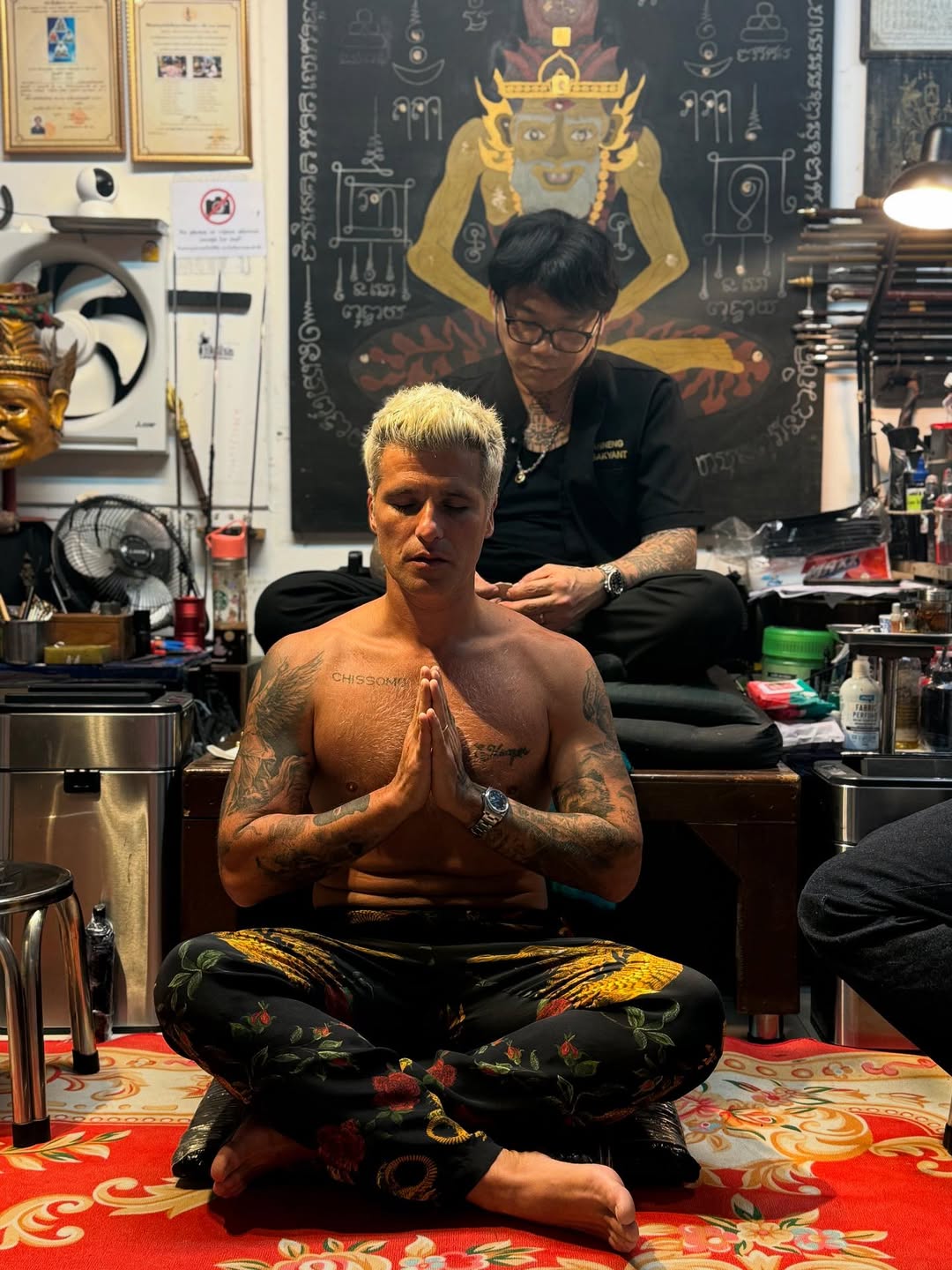 Bruno Gagliasso faz tatuagem na Tailândia. Foto: Reprodução Instagram @brunogagliasso