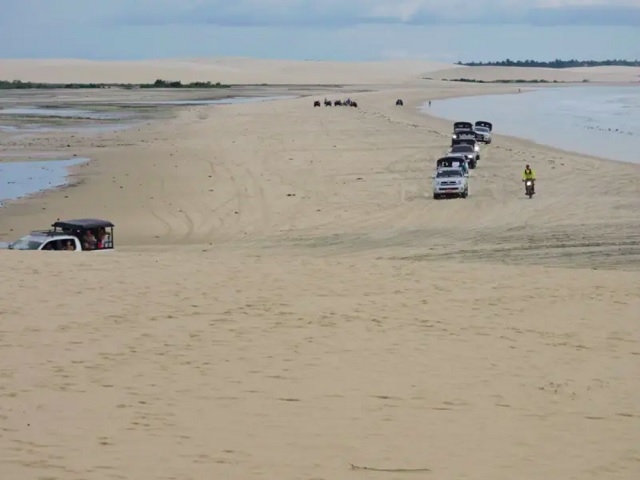Segundo um estudo do órgão, o tráfego intenso de veículos representa um dos maiores problemas para a região, pois os carros que circulam pelas vias de terra ou areia da vila geram poluição sonora e colocam pedestres em risco. Reprodução: Flipar