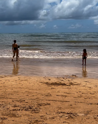 Laura Neiva brincando na água com os filhos. Foto: Reprodução/ Instagram @chay