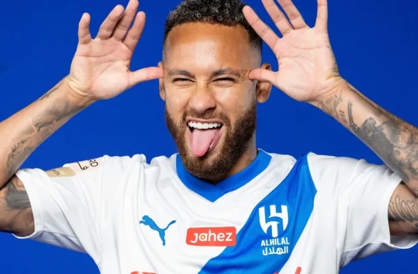 O clube saudita anunciou o acordo por duas temporadas com o jogador. - Foto: Divulgação / Al Hilal