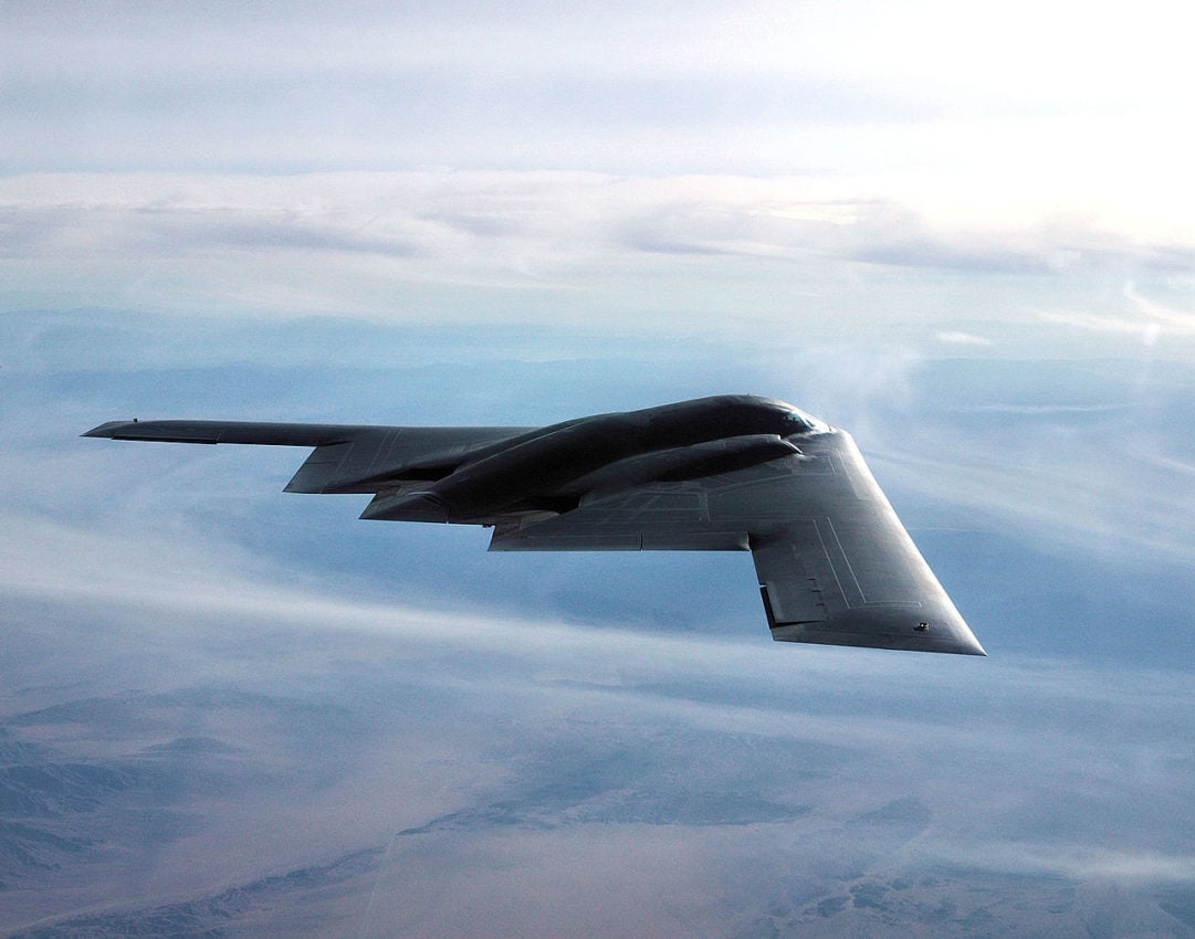 1º) Estados Unidos (13.209 aeronaves): Sem surpreender ninguém, a Força Aérea dos Estados Unidos (USAF) é a maior do mundo em escala. Fundada em 1947, a frota conta com caças F-22 Raptor, F-35 Lightning II, F-15 Eagle e F-16 Fighting Falcon, além dos bombardeiros estratégicos B-2 Spirit (foto) e B-52 Stratofortress. Reprodução: Flipar