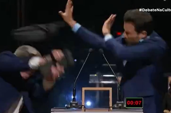 No dia 15 de setembro, durante o quarto bloco do debate eleitoral na TV Cultura, Datena atirou uma cadeira contra Pablo Marçal após o rival provocá-lo com os dizeres: “Você é um ‘arregão’. Atravessou o debate esses dias para me dar um tapa, que você queria ter feito. Você não é homem nem para fazer isso”.

 Reprodução: Flipar