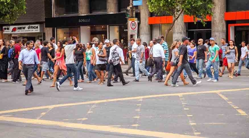 O Brasil tem grande índice de concentração populacional, já que 56% do seus habitantes vive em apenas 5% dos municípios. São 115,6 milhões morando em 319 cidades Reprodução: Flipar