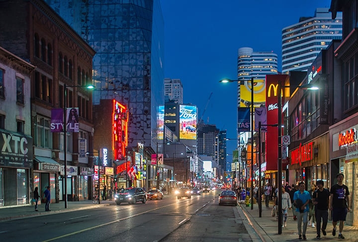 A rua é enorme, com quase 60 km de extensão, sendo a maior do mundo. É comum que haja engarrafamentos. O local abriga ainda o Museu da Fama do Hóquei, bem como a sede do jornal Toronto Star. Reprodução: Flipar