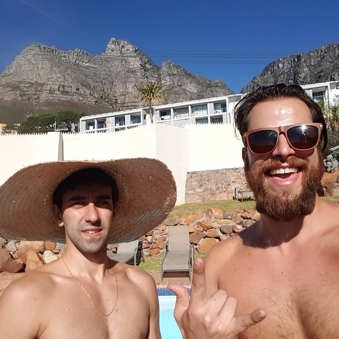 Gustavo e Caio começaram a viagem pela praia Camps Bay, considerada a melhor vista de Cape Town. Foto: Reprodução/Instagram