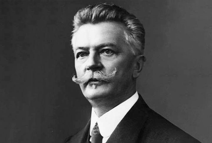 Daniel Swarovski desenvolveu uma máquina elétrica de corte de cristal em 1892, o que revolucionou a indústria de cristais ao permitir cortes mais precisos e brilhantes. Reprodução: Flipar