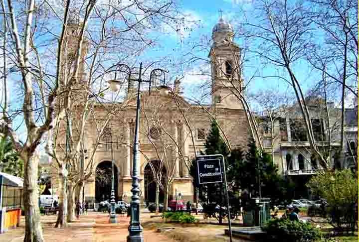 A Praça Constituição é a mais antiga da capital uruguaia, Montevidéu, situada no centro do bairro histórico da Cidade Velha. É conhecida popularmente como Praça Matriz (Plaza Matriz) por localizar-se em frente à Catedral Metropolitana de Montevidéu Reprodução: Flipar
