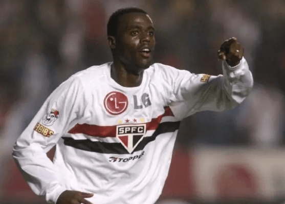 São Paulo 7 x 0 Paysandu, pela 33ª rodada do Campeonato Brasileiro de 2004, no Morumbi, em São Paulo (SP) - Gols: Cicinho, Nildo, Grafite (2), Souza e Jean Carlos (SAO). - Foto: Divulgação/São Paulo