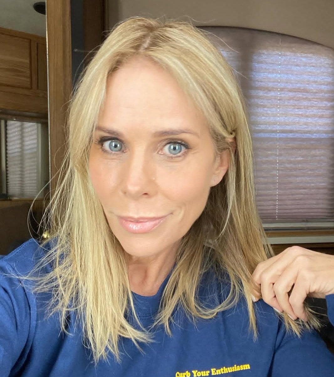 Cheryl Hines - Atriz e comediante americana. Conhecida principalmente por seu papel como Cheryl David na série de comédia Curb Your Enthusiasm. Ela recebeu indicações ao Emmy por sua atuação na série. Além disso, Cheryl também dirige e produz projetos de televisão e cinema.

 Reprodução: Flipar
