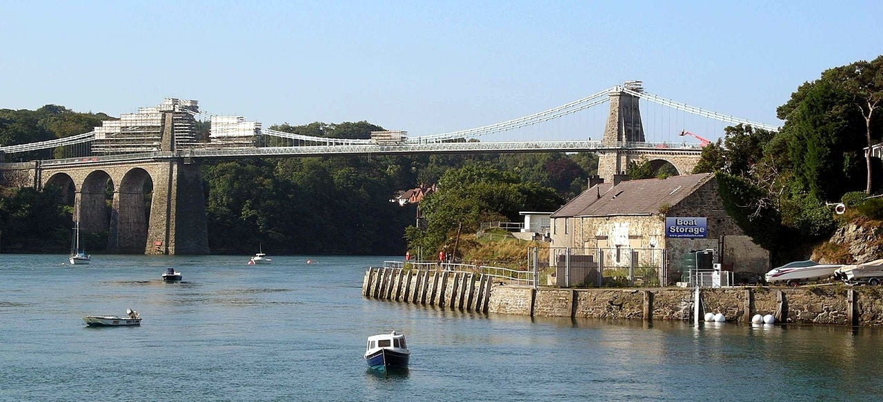 A vila foi ligada ao resto do País de Gales, no ano de 1826,  pela construção da ponte suspensa de Menai Reprodução: Flipar